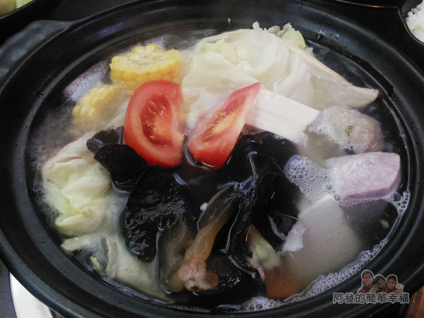 田媽媽菇鍋美食體驗館03-菇菇美食鍋-滾煮中