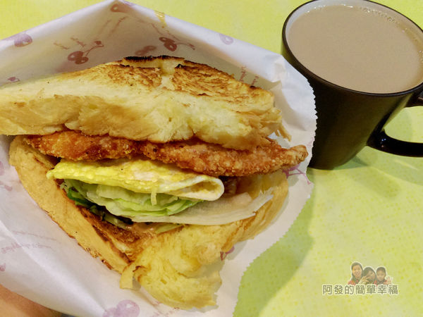 小柏小傑09-丹麥吐司酥炸大阪雞排+奶茶.jpg