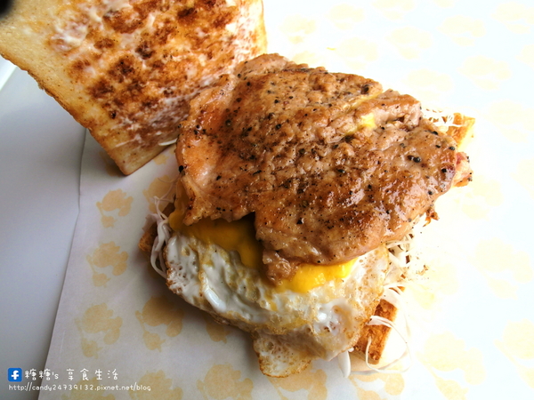 弗列斯 Fresh House(台中公益店):〖台中│美食〗弗列斯 Fresh House(台中公益店) ❤ 碳烤牛奶吐司,外酥內軟,香氣十足,夾入鹹食或甜食都好好味!!還有超厚切月亮蝦糖糖很也推唷~