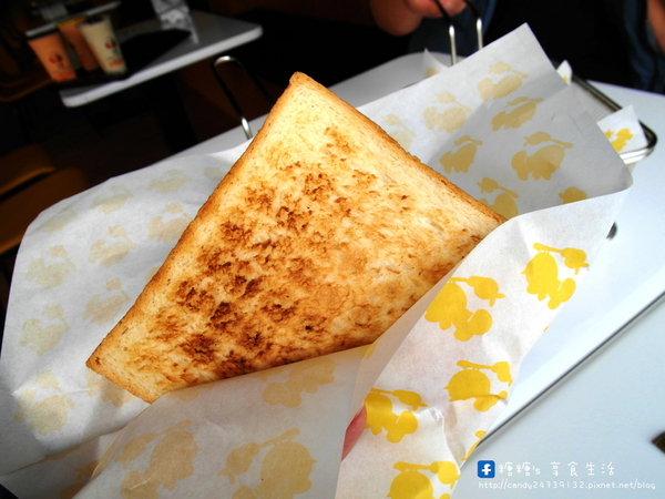 弗列斯 Fresh House(台中公益店):〖台中│美食〗弗列斯 Fresh House(台中公益店) ❤ 碳烤牛奶吐司,外酥內軟,香氣十足,夾入鹹食或甜食都好好味!!還有超厚切月亮蝦糖糖很也推唷~