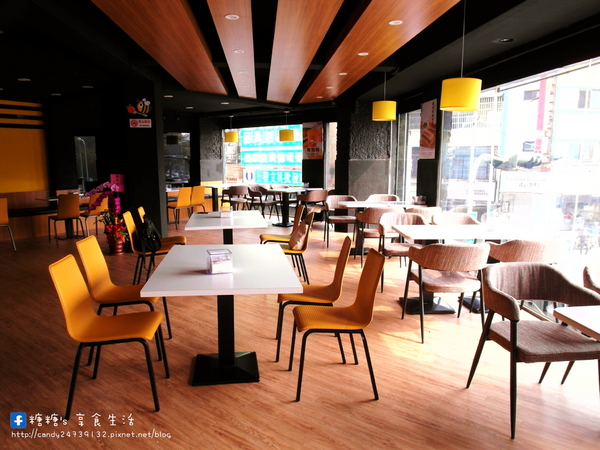 弗列斯 Fresh House(台中公益店):〖台中│美食〗弗列斯 Fresh House(台中公益店) ❤ 碳烤牛奶吐司,外酥內軟,香氣十足,夾入鹹食或甜食都好好味!!還有超厚切月亮蝦糖糖很也推唷~