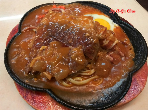 尊客平價牛排(中華店)：【臺南Ω北區】尊客平價牛排（中華總店）。大分量雙拼，飲料、濃湯無限供應，還有小朋友最愛的兒童遊戲區