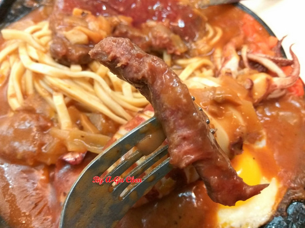 尊客平價牛排(中華店)：【臺南Ω北區】尊客平價牛排（中華總店）。大分量雙拼，飲料、濃湯無限供應，還有小朋友最愛的兒童遊戲區