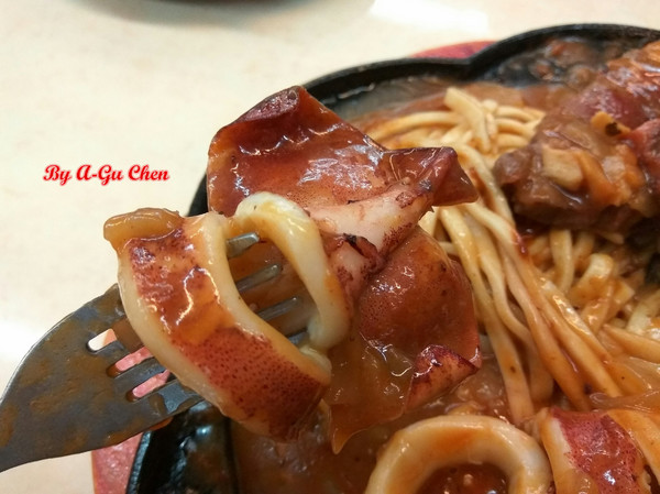 尊客平價牛排(中華店)：【臺南Ω北區】尊客平價牛排（中華總店）。大分量雙拼，飲料、濃湯無限供應，還有小朋友最愛的兒童遊戲區