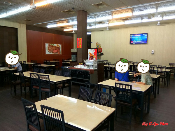 尊客平價牛排(中華店)：【臺南Ω北區】尊客平價牛排（中華總店）。大分量雙拼，飲料、濃湯無限供應，還有小朋友最愛的兒童遊戲區