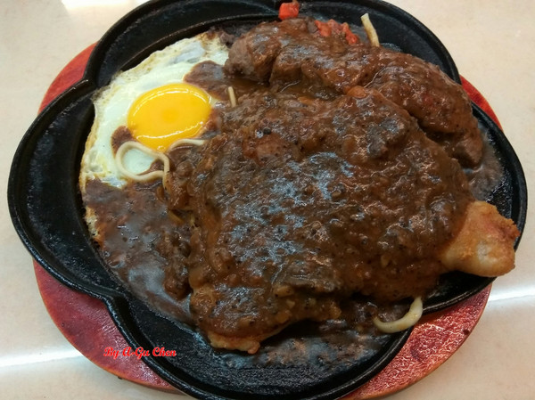 尊客平價牛排(中華店)：【臺南Ω北區】尊客平價牛排（中華總店）。大分量雙拼，飲料、濃湯無限供應，還有小朋友最愛的兒童遊戲區