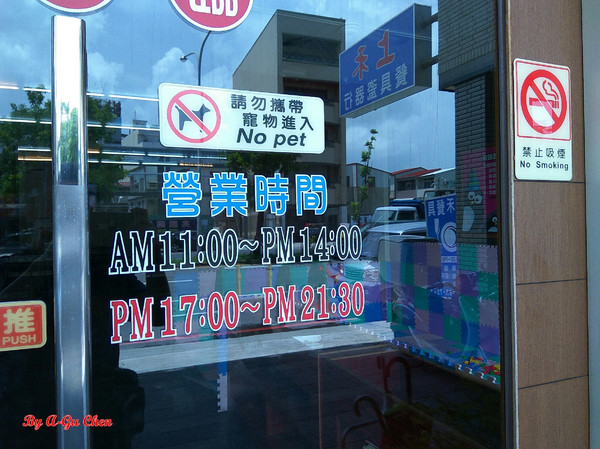 尊客平價牛排(中華店)：【臺南Ω北區】尊客平價牛排（中華總店）。大分量雙拼，飲料、濃湯無限供應，還有小朋友最愛的兒童遊戲區