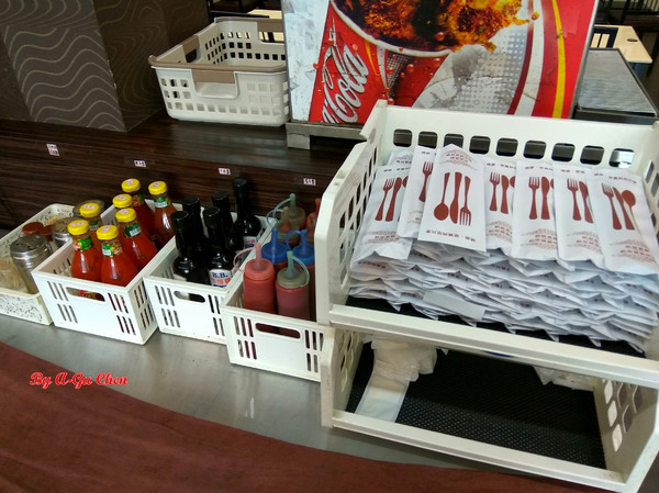 尊客平價牛排(中華店)：【臺南Ω北區】尊客平價牛排（中華總店）。大分量雙拼，飲料、濃湯無限供應，還有小朋友最愛的兒童遊戲區