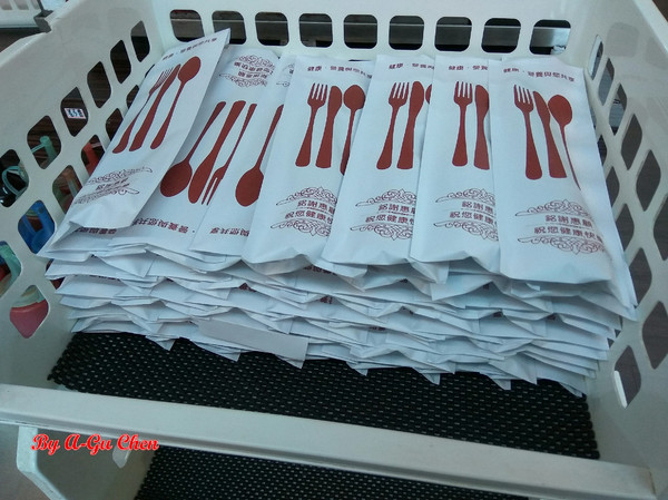 尊客平價牛排(中華店)：【臺南Ω北區】尊客平價牛排（中華總店）。大分量雙拼，飲料、濃湯無限供應，還有小朋友最愛的兒童遊戲區