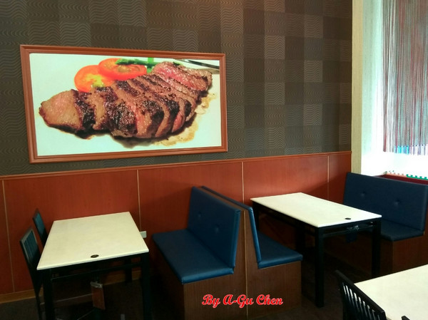 尊客平價牛排(中華店)：【臺南Ω北區】尊客平價牛排（中華總店）。大分量雙拼，飲料、濃湯無限供應，還有小朋友最愛的兒童遊戲區