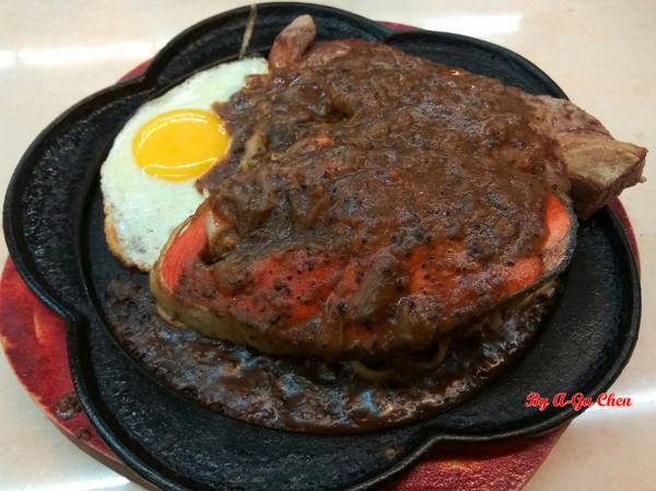 尊客平價牛排(中華店)：【臺南Ω北區】尊客平價牛排（中華總店）。大分量雙拼，飲料、濃湯無限供應，還有小朋友最愛的兒童遊戲區