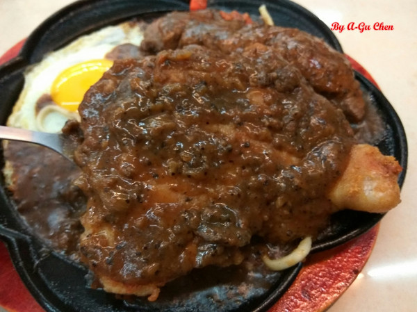 尊客平價牛排(中華店)：【臺南Ω北區】尊客平價牛排（中華總店）。大分量雙拼，飲料、濃湯無限供應，還有小朋友最愛的兒童遊戲區