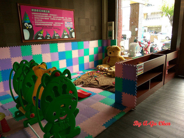 尊客平價牛排(中華店)：【臺南Ω北區】尊客平價牛排（中華總店）。大分量雙拼，飲料、濃湯無限供應，還有小朋友最愛的兒童遊戲區