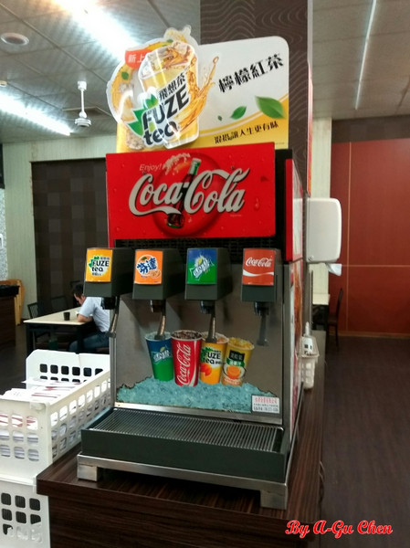 尊客平價牛排(中華店)：【臺南Ω北區】尊客平價牛排（中華總店）。大分量雙拼，飲料、濃湯無限供應，還有小朋友最愛的兒童遊戲區