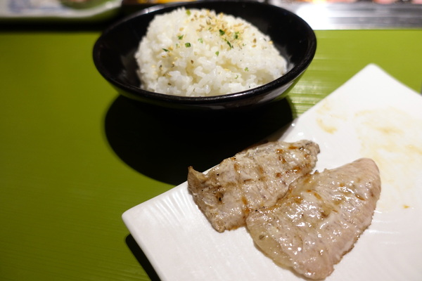 原燒優質原味燒肉(台北京華城店):(胖樺食記) 燈光美氣氛佳「原燒優質原味燒肉-台北京華城店」,安格斯黑牛套餐新上市 /單點式/商業午餐