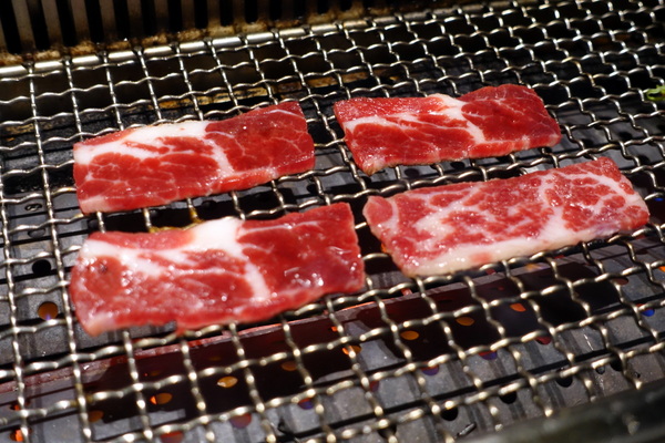 原燒優質原味燒肉(台北京華城店):(胖樺食記) 燈光美氣氛佳「原燒優質原味燒肉-台北京華城店」,安格斯黑牛套餐新上市 /單點式/商業午餐