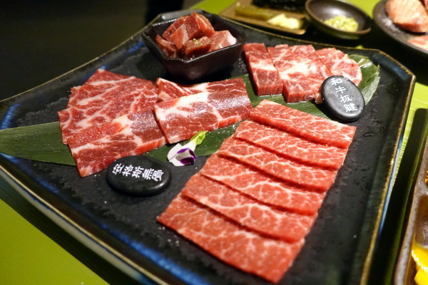 原燒優質原味燒肉(台北京華城店):(胖樺食記) 燈光美氣氛佳「原燒優質原味燒肉-台北京華城店」,安格斯黑牛套餐新上市 /單點式/商業午餐