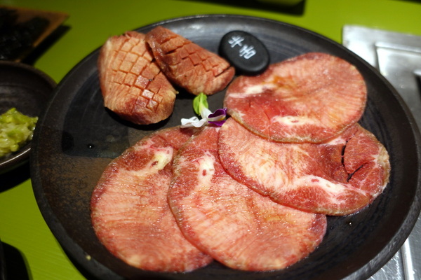 原燒優質原味燒肉(台北京華城店):(胖樺食記) 燈光美氣氛佳「原燒優質原味燒肉-台北京華城店」,安格斯黑牛套餐新上市 /單點式/商業午餐