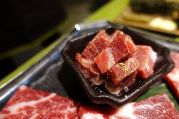 原燒優質原味燒肉(台北京華城店):(胖樺食記) 燈光美氣氛佳「原燒優質原味燒肉-台北京華城店」,安格斯黑牛套餐新上市 /單點式/商業午餐