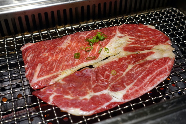 原燒優質原味燒肉(台北京華城店):(胖樺食記) 燈光美氣氛佳「原燒優質原味燒肉-台北京華城店」,安格斯黑牛套餐新上市 /單點式/商業午餐