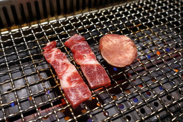 原燒優質原味燒肉(台北京華城店):(胖樺食記) 燈光美氣氛佳「原燒優質原味燒肉-台北京華城店」,安格斯黑牛套餐新上市 /單點式/商業午餐