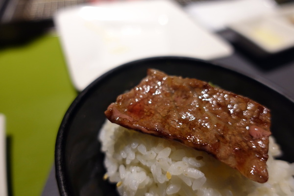 原燒優質原味燒肉(台北京華城店):(胖樺食記) 燈光美氣氛佳「原燒優質原味燒肉-台北京華城店」,安格斯黑牛套餐新上市 /單點式/商業午餐