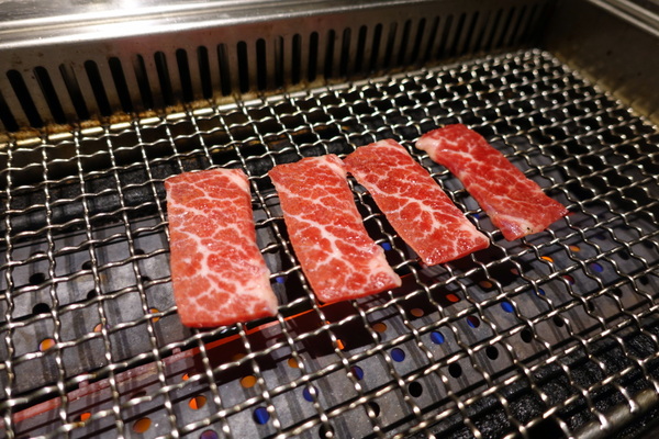 原燒優質原味燒肉(台北京華城店):(胖樺食記) 燈光美氣氛佳「原燒優質原味燒肉-台北京華城店」,安格斯黑牛套餐新上市 /單點式/商業午餐