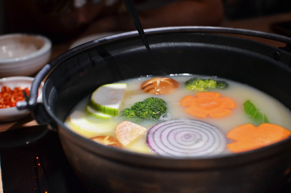 青森鍋物:『台中||西區』獨樹一格的日式焦香湯頭-青森鍋物AOMORI NABEMONO。愛評體驗團。