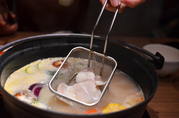 青森鍋物:『台中||西區』獨樹一格的日式焦香湯頭-青森鍋物AOMORI NABEMONO。愛評體驗團。
