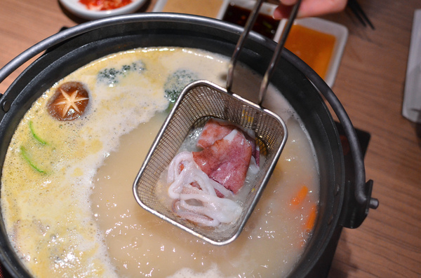 青森鍋物:『台中||西區』獨樹一格的日式焦香湯頭-青森鍋物AOMORI NABEMONO。愛評體驗團。