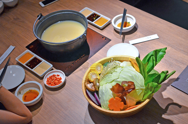 青森鍋物:『台中||西區』獨樹一格的日式焦香湯頭-青森鍋物AOMORI NABEMONO。愛評體驗團。