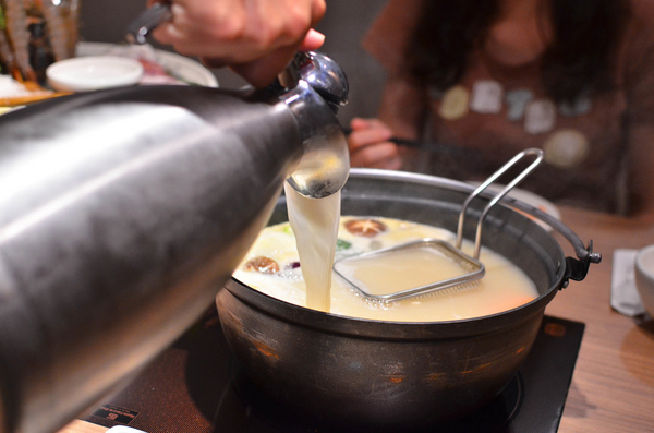 青森鍋物:『台中||西區』獨樹一格的日式焦香湯頭-青森鍋物AOMORI NABEMONO。愛評體驗團。