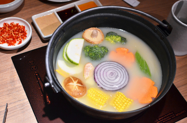 青森鍋物:『台中||西區』獨樹一格的日式焦香湯頭-青森鍋物AOMORI NABEMONO。愛評體驗團。