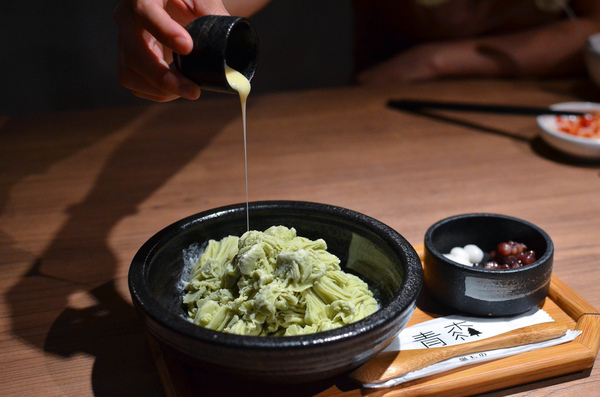 青森鍋物:『台中||西區』獨樹一格的日式焦香湯頭-青森鍋物AOMORI NABEMONO。愛評體驗團。