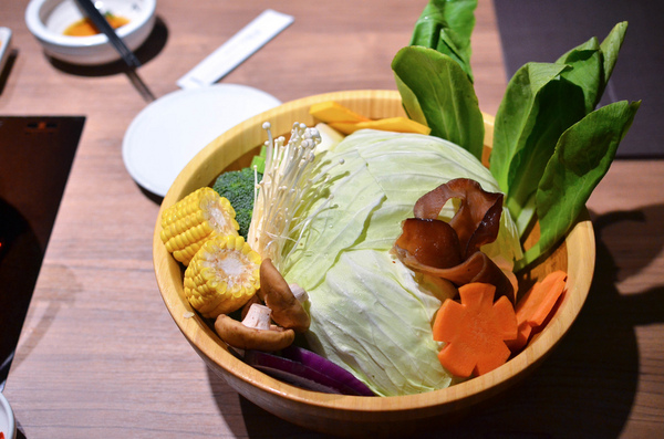 青森鍋物:『台中||西區』獨樹一格的日式焦香湯頭-青森鍋物AOMORI NABEMONO。愛評體驗團。