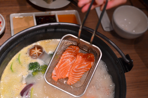 青森鍋物:『台中||西區』獨樹一格的日式焦香湯頭-青森鍋物AOMORI NABEMONO。愛評體驗團。