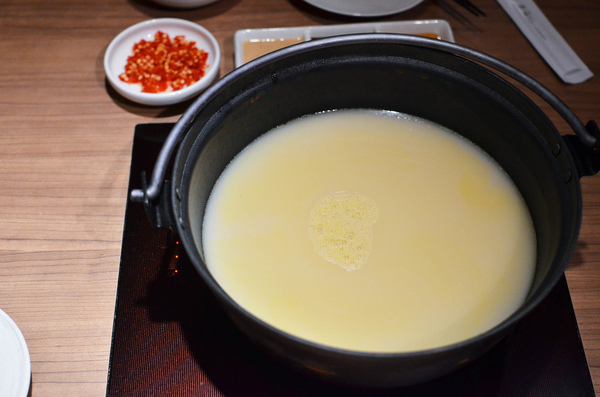 青森鍋物:『台中||西區』獨樹一格的日式焦香湯頭-青森鍋物AOMORI NABEMONO。愛評體驗團。