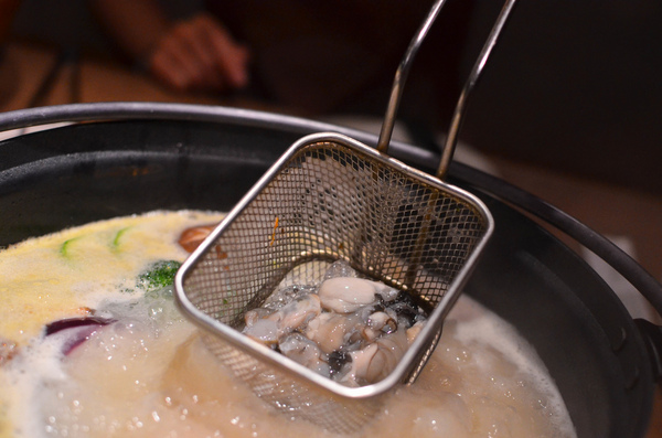 青森鍋物:『台中||西區』獨樹一格的日式焦香湯頭-青森鍋物AOMORI NABEMONO。愛評體驗團。