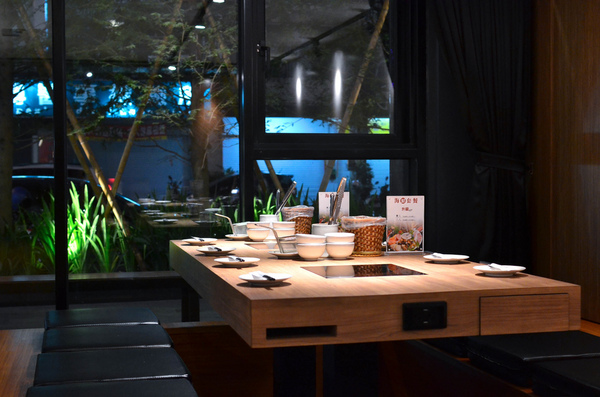 青森鍋物:『台中||西區』獨樹一格的日式焦香湯頭-青森鍋物AOMORI NABEMONO。愛評體驗團。