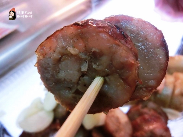 嘉義不一樣香腸：【台中食記-西屯區】逢甲夜市良心攤販!有SGS認證的手工大腸包小腸/糯米腸/大腸頭→嘉義不一樣香腸/糯米腸(不添加防腐劑)@跟著Yumi尤美美動吃動吃(體驗日期:2016年05月20日)