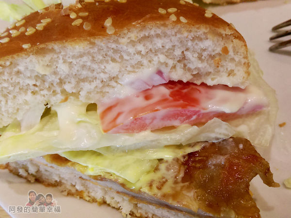 WingFlight飛鏢簡餐13-紐澳良起司烤雞腿美式漢堡剖面