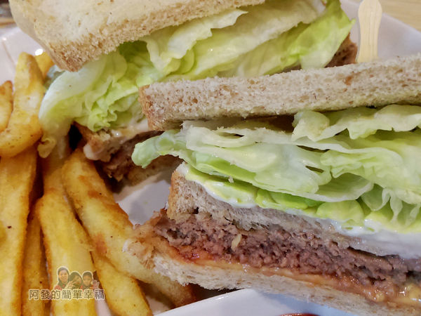 WingFlight飛鏢簡餐15-牛肉起司美式三明治切面