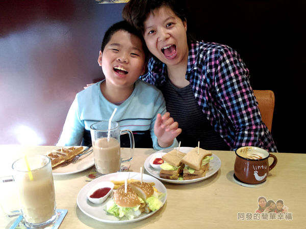 WingFlight飛鏢簡餐27-看這對母子多開心