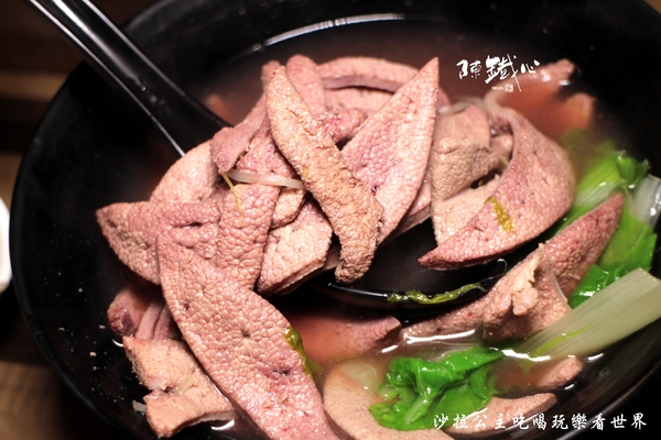 陳鐵心拌拌麵豬肝湯(國泰店)：這碗豬肝湯會不會太多了『陳鐵心 (國泰店)』拌拌麵/國泰醫院旁/小吃