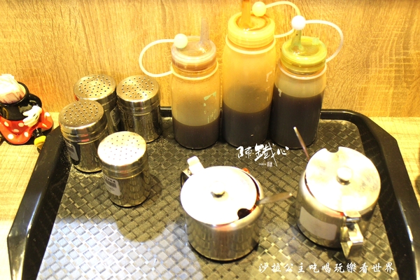 陳鐵心拌拌麵豬肝湯(國泰店)：這碗豬肝湯會不會太多了『陳鐵心 (國泰店)』拌拌麵/國泰醫院旁/小吃