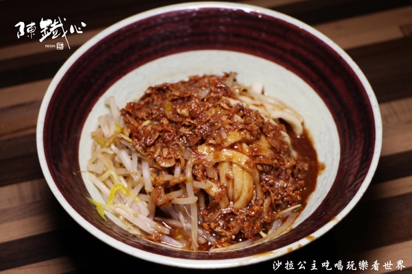 陳鐵心拌拌麵豬肝湯(國泰店)：這碗豬肝湯會不會太多了『陳鐵心 (國泰店)』拌拌麵/國泰醫院旁/小吃