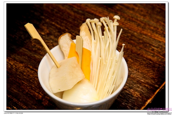 啾哇嘿喲:【東區韓式料理】☼啾哇嘿喲☼韓國八色烤肉,浪漫的愛情故事,拍照打卡還送隱藏版的第九色烤肉,粉紅玫瑰人參喔!♥♥