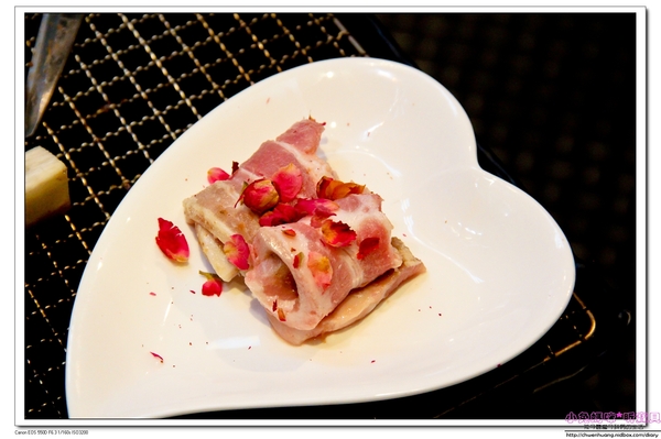 啾哇嘿喲:【東區韓式料理】☼啾哇嘿喲☼韓國八色烤肉,浪漫的愛情故事,拍照打卡還送隱藏版的第九色烤肉,粉紅玫瑰人參喔!♥♥