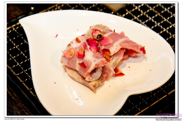 啾哇嘿喲:【東區韓式料理】☼啾哇嘿喲☼韓國八色烤肉,浪漫的愛情故事,拍照打卡還送隱藏版的第九色烤肉,粉紅玫瑰人參喔!♥♥