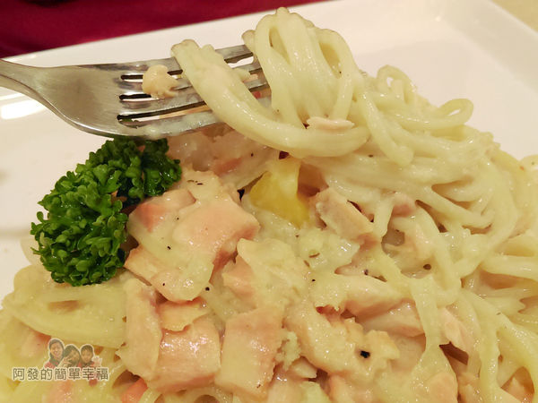 絆24-白醬鮭魚義大利麵特寫.jpg